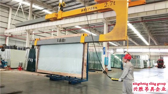 c hook Load and Unload Heavy Steel Tubes into Containers